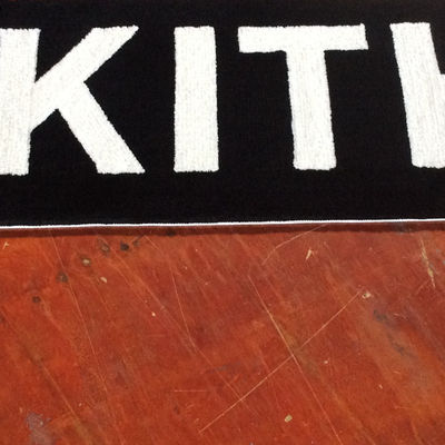Huisgemaakte tufting witte kleuren tapijt en tapijt met custom design van wol / arcylic