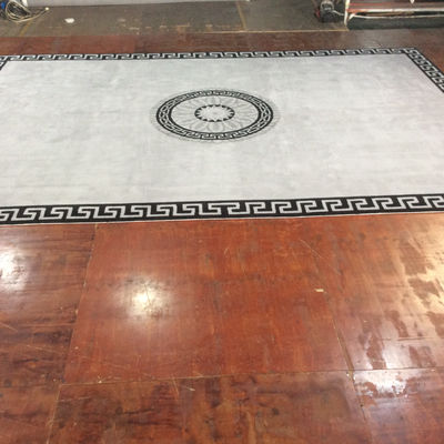 In de woonkamer Koffietafel Etnische ronde beddepotten Handgemaakte vloermat Moos bos