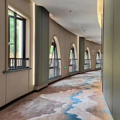 Hoge stapelmachine gemaakt op maat gedrukte tapijten in modern ontwerp voor hotelkopers