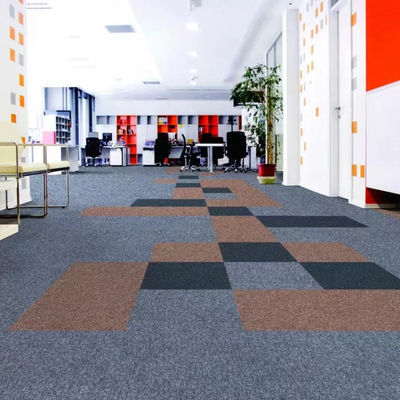 Moderne stijl 50x50 vierkant PE rugzak kantoor tapijttegels voor drukke commerciële kantoren