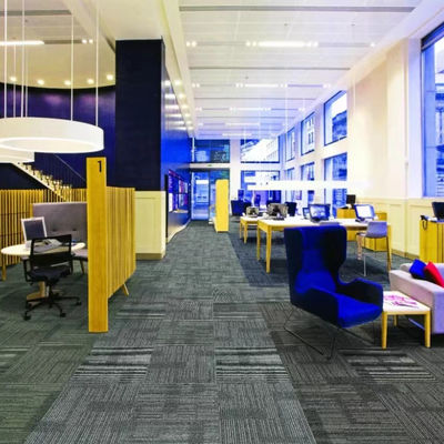 Commerciële kantoren modulaire PE rugtapijttegels 50x50 met puzzel met vierkantpatroon