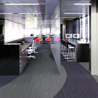 Vierkante PE-tefel met achterkant van nylontapijt 50x50 voor commercieel kantoor in modulair ontwerp